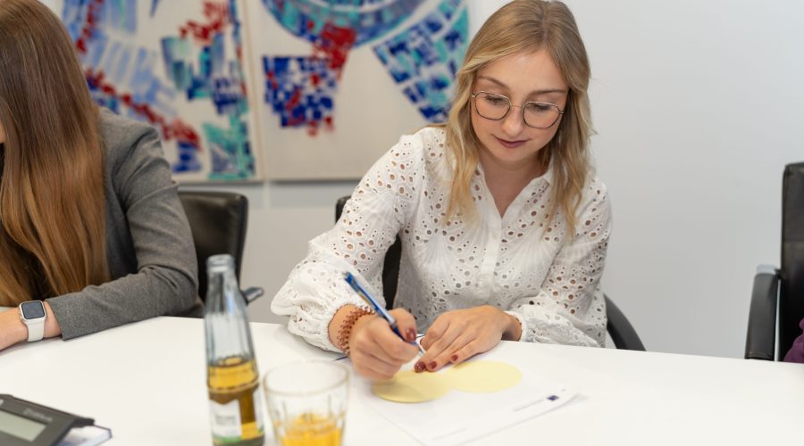 Mitarbeiterin schreibt
