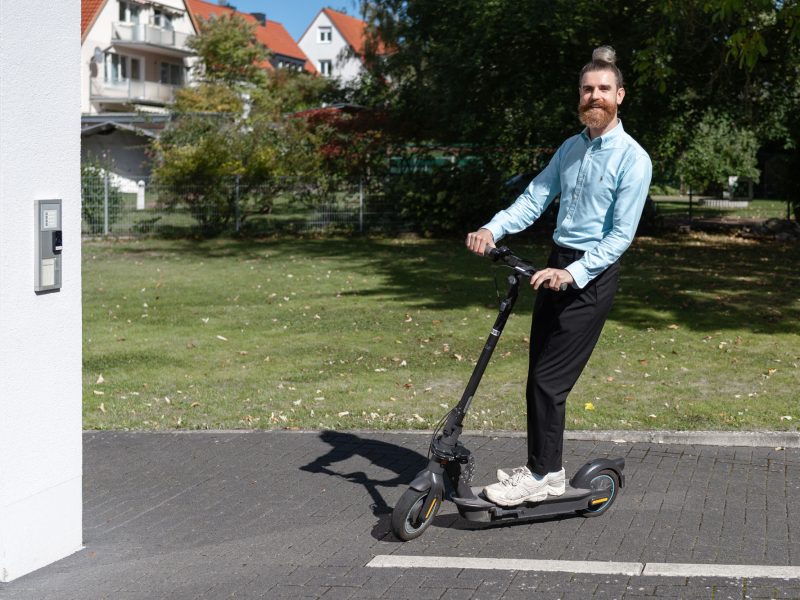 Mitarbeiter auf Firmen E-Scooter