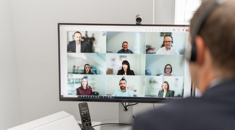 Mitarbeiter im Zoom Meeting