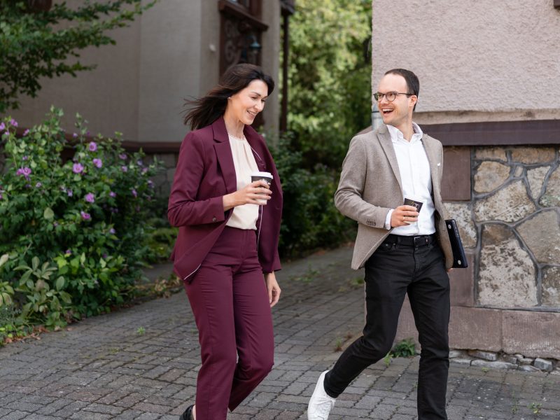 Zwei Kollegen mit Kaffee in der Hand